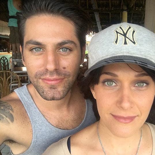 “Contactan al representante de Renato por medio de correos electrónicos, en donde una supuesta inmobiliaria denominada ‘Bosque real’ le hace un ofrecimiento de 200,000 pesos (10,413 dólares) para hacer una cápsula, para que les ayude a vender casas. Normalmente por este trabajo ellos cobraban 80 mil pesos (4,165 dólares)”, explicó Martínez González.
<br>