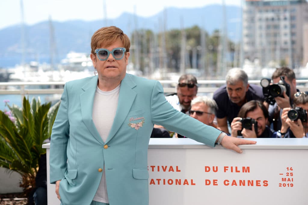 “Ahora más que nunca necesitamos asegurarnos de que una pandemia no anule a otra. No podemos olvidar que 38 millones de personas que viven con VIH en todo el mundo necesitan de nuestro cuidado, amor y apoyo”, complementó Elton John.