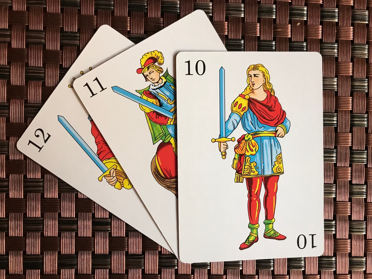 Este señor poderoso no parará hasta que obtenga lo que quiera de ti, por lo que debes tomar precauciones, porque tú tienes todas las de perder. Según la carta que lo acompañe veremos sus intenciones. También si sale al revés denota soledad o una etapa en declive en tu vida.