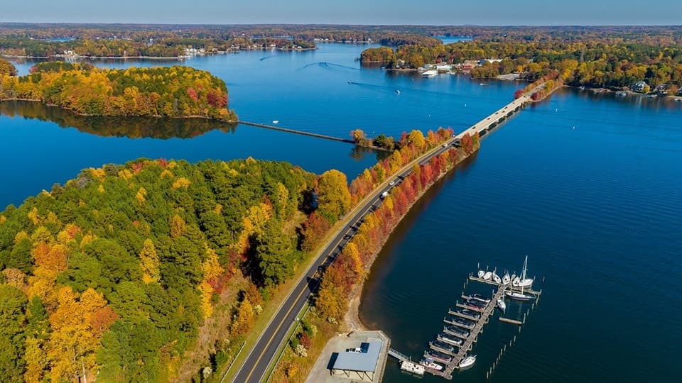 <b>Lake Norman </b>
<br>
<b>Sitio web</b>: 
<a href="https://www.ncparks.gov/state-parks/lake-norman-state-park">https://www.ncparks.gov/state-parks/lake-norman-state-park</a> 
<br>
<b><a href="https://maps.app.goo.gl/TuDQh5jKYrm2fPrd8">Cómo llegar</a> </b>
<br>
<br>El lago Norman es un lugar maravilloso para disfrutar con el follaje de otoño reflejado en el agua serena. Dirígete a Jetton Park, en el lado este del lago, para disfrutar de las mejores vistas, o alquila un bote para explorar y disfrutar de un paisaje prístino de otoño.
