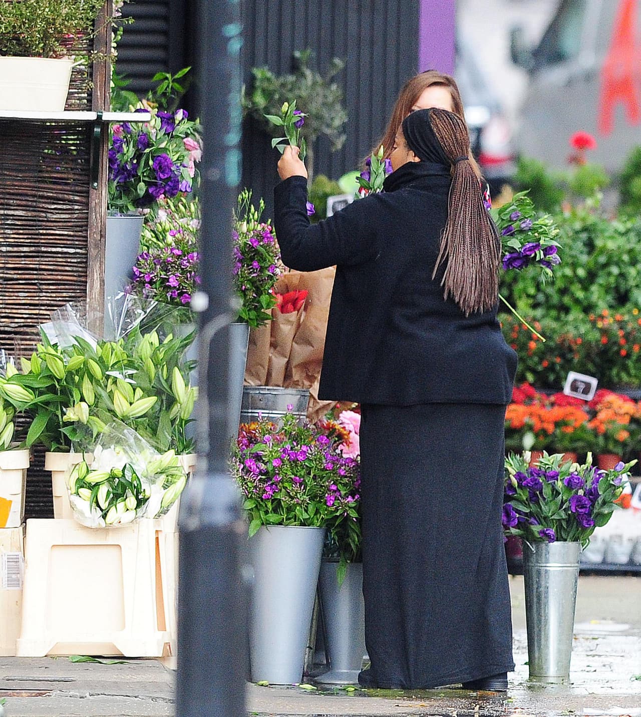 Estuvo por algunos minutos eligiendo sus flores preferidas.