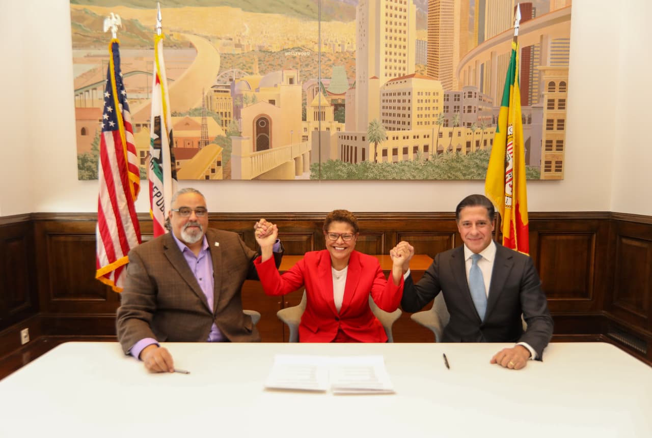 El Distrito Unificado de Los Ángeles (LAUSD) llegó a un acuerdo con SEIU Local 99 sobre un nuevo contrato que aumenta significativamente los salarios de cerca de 30,000 miembros.