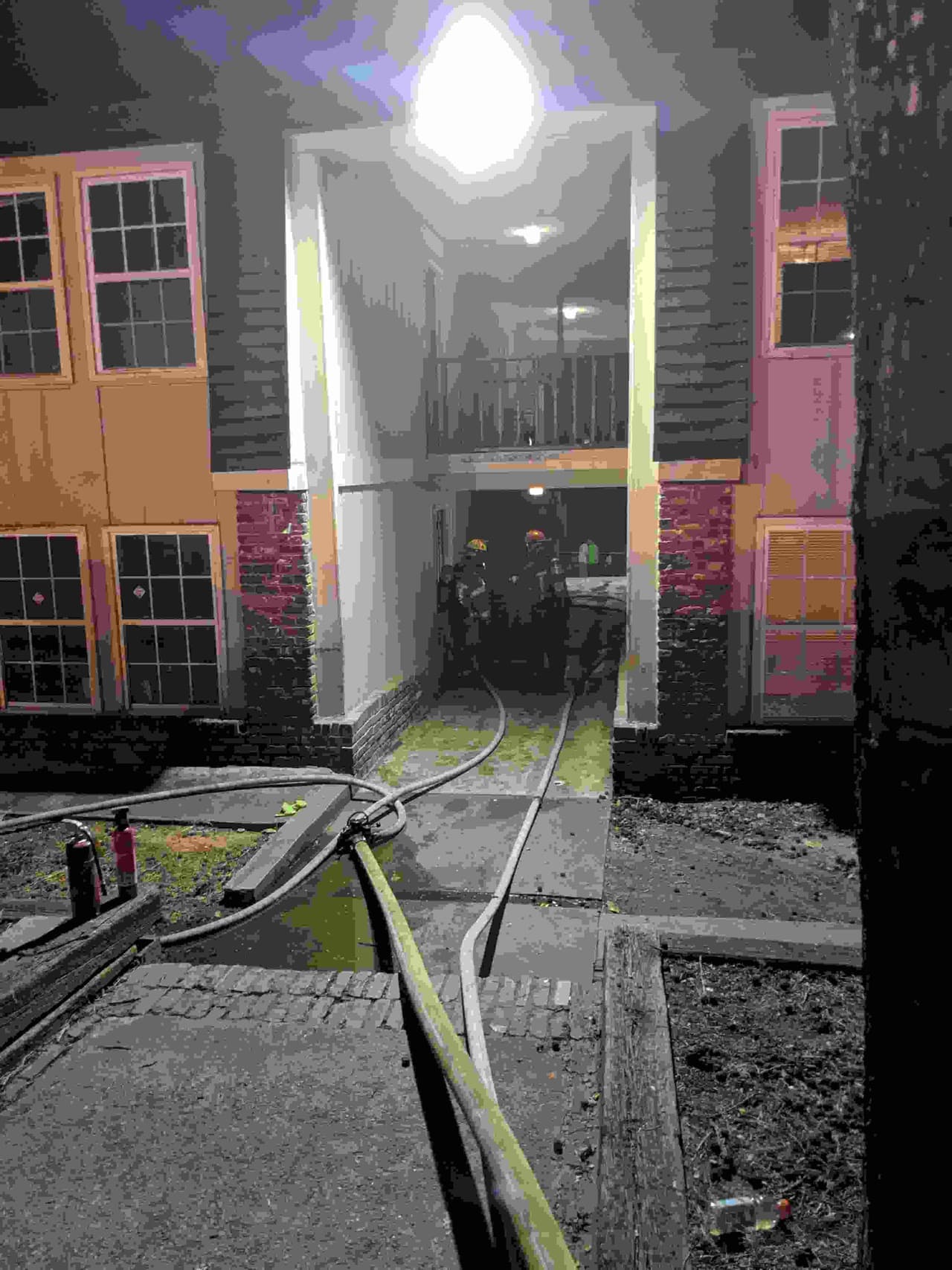 Al menos 40 personas resultaron afectadas por dos incendios que se registraron en menos de una semana en un complejo de apartamentos de Norcross, Georgia.