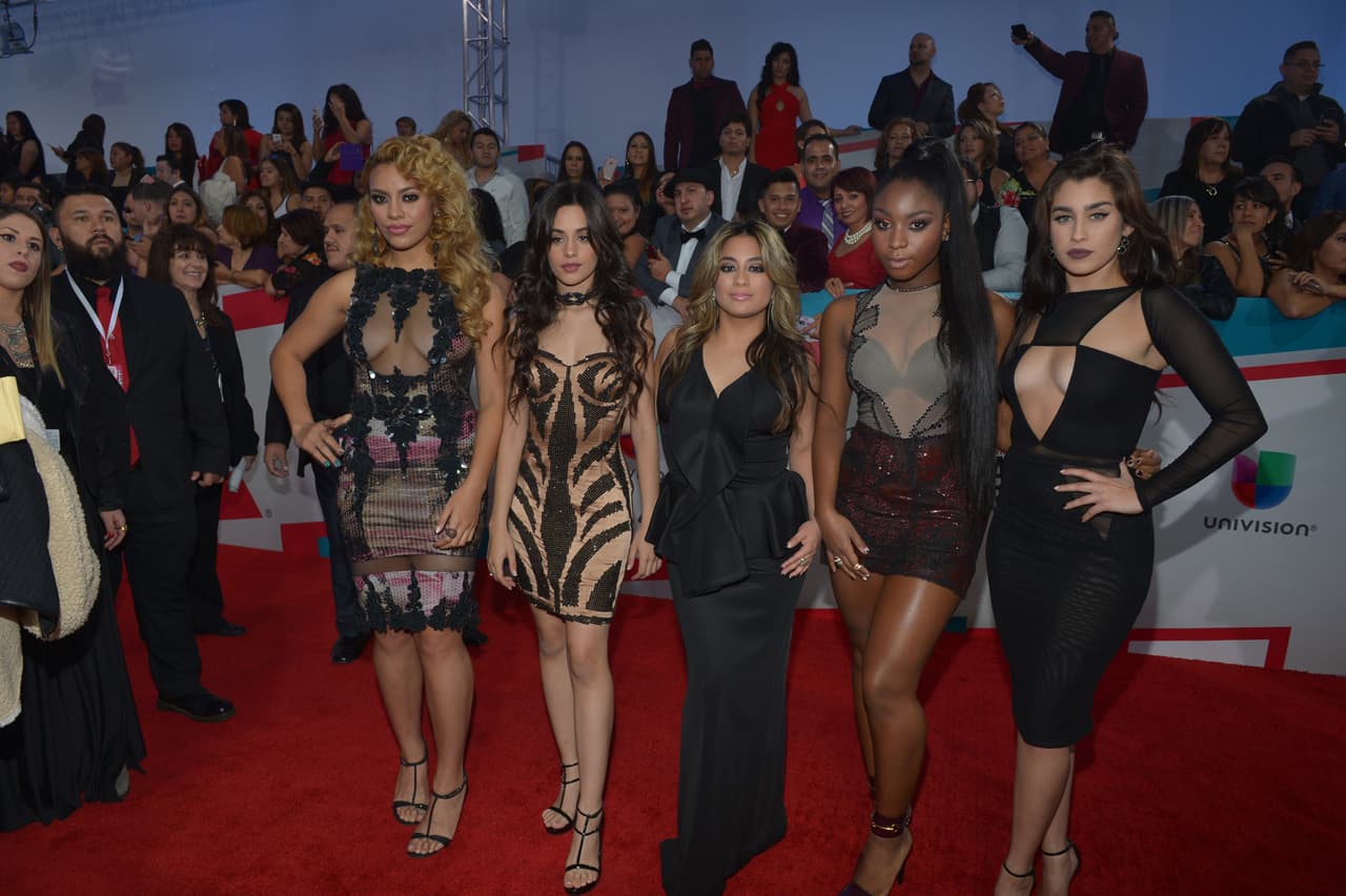 Aunque podemos decir que su belleza no se apaga ni siquiera con conjuntos con góticos.