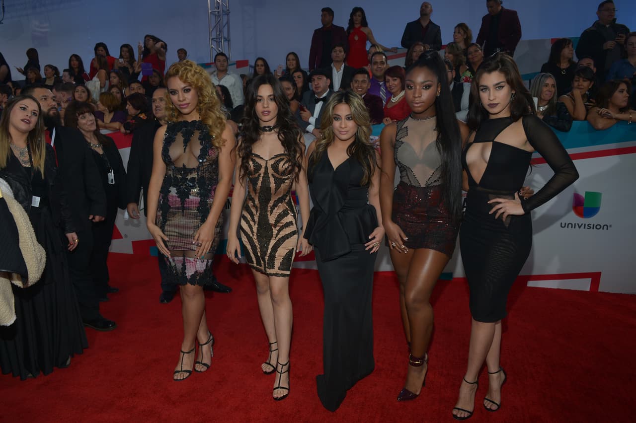 (de izquierda a derecha) Dinah-Jane llevaba un vestido con la parte frontal súper abierta y atrevida.