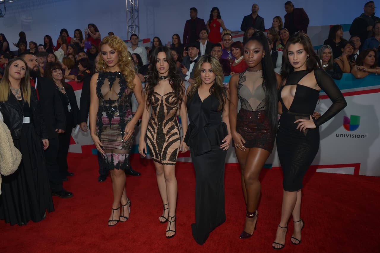 Falla: Fifth Harmony. El ejemplo perfecto de cómo agregarle años a las más jóvenes. El maquillaje fue desafortunado en cada una de las chicas, quienes lucieron todavía más exageradas gracias a sus peinados. Alguien necesita un fashion emergency urgente.