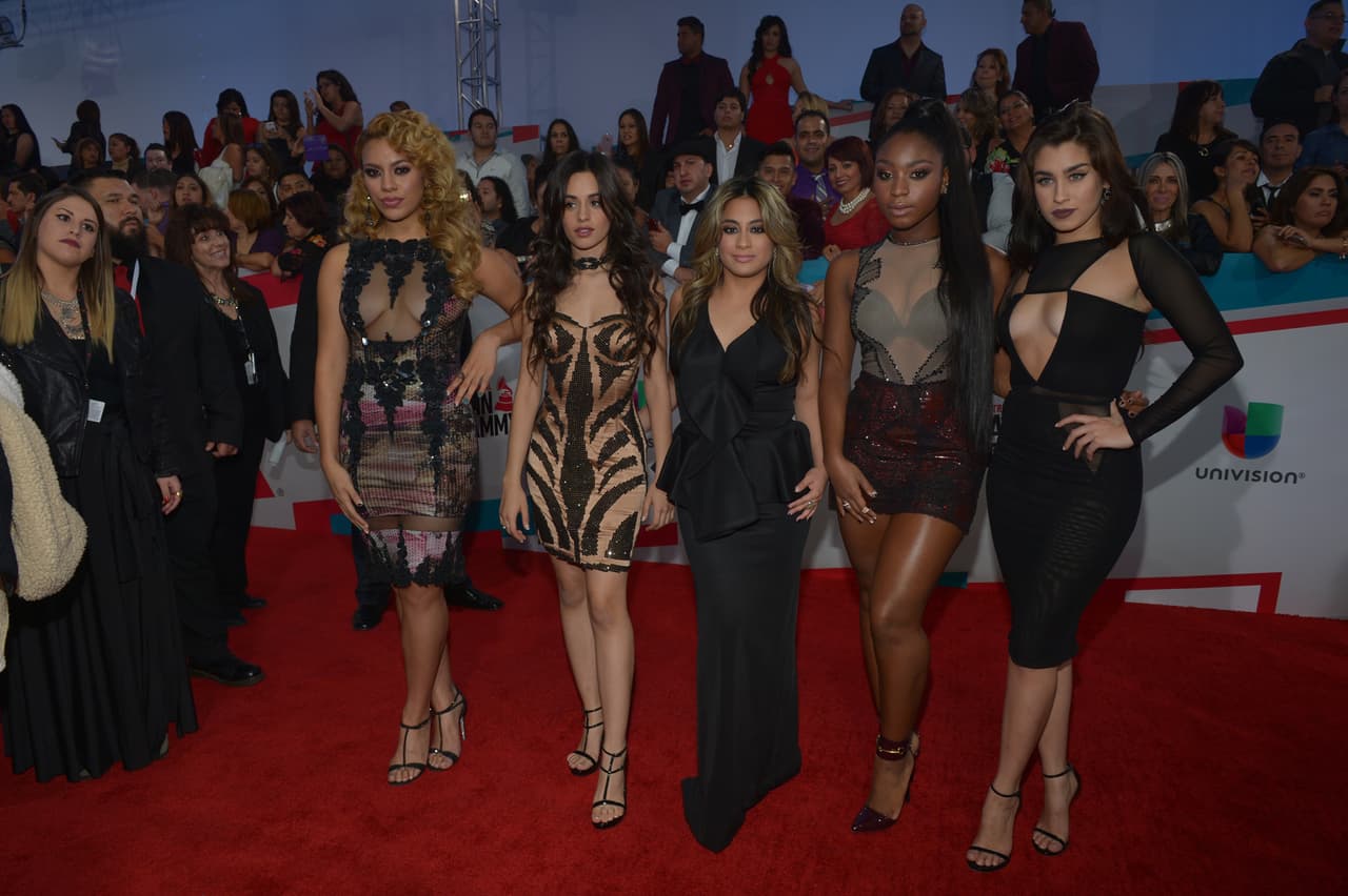 Finalmente, Lauren llevó un bizarro vestido con aberturas asimétricas.