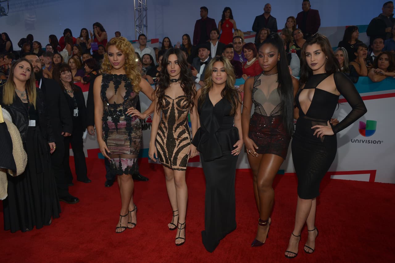 Por su parte, Camila resultó extraña con ese vestido con grecas.