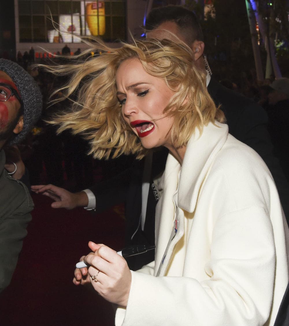 Jennifer Lawrence llegó a una premiere en donde los ventarrones la hicieron sufrir mucho. ¡Qué carita!