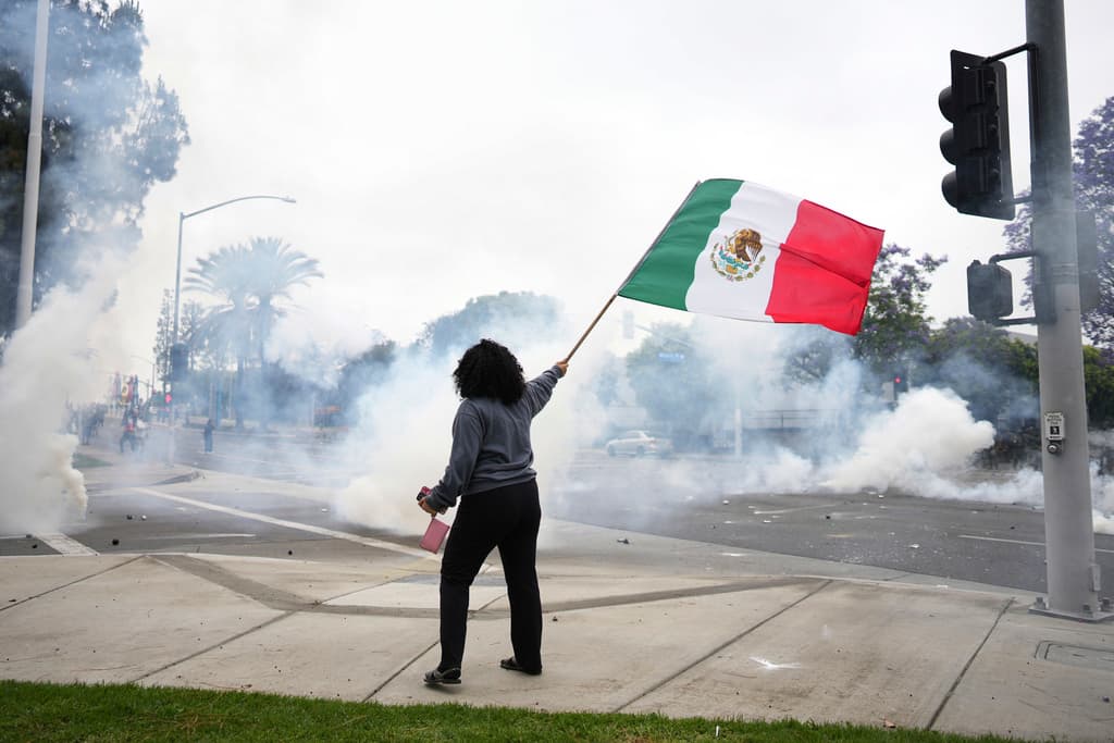 Una mujer ondea una bandera de México en Paramount, California, el 7 de junio de 2025.