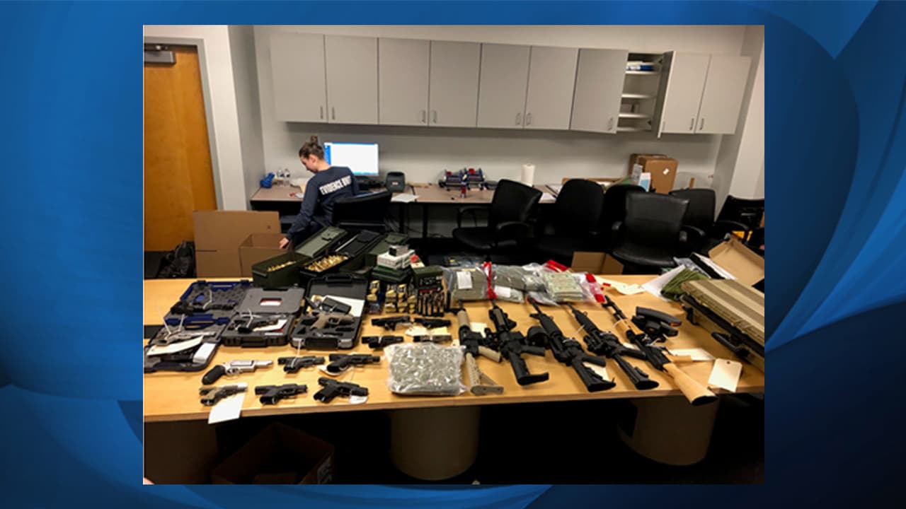 A los detenidos también se les incautaron 22 armas de fuego, cocaína, productos elaborados con marihuana y hongos ilegales, de acuerdo con las autoridades.