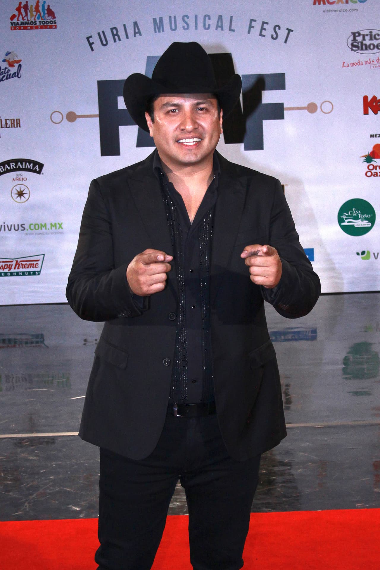 "Entonces literalmente es algo que yo estoy viendo difícil, tanto uno como para la señora. Es dedicar tu cien por ciento a
<b><a href="https://www.univision.com/famosos/julion-alvarez-confirma-el-nacimiento-de-su-segunda-hija-la-que-hace-3-meses-presagio-seria-nina-video" target="_blank"> los niños</a></b>", aseguró.