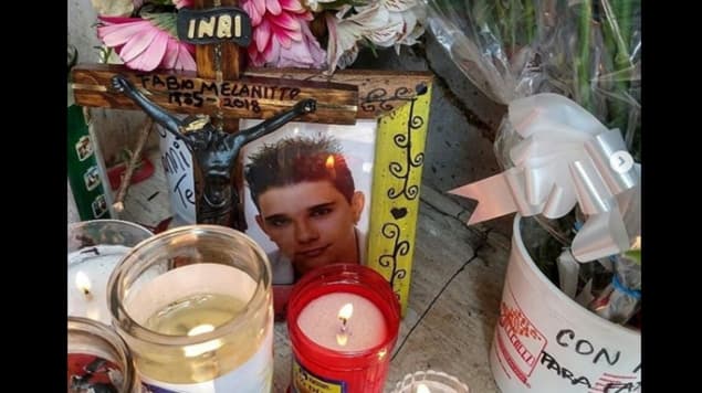 Hasta el momento se sabe que el homicida corrió hacia un vehículo para darse a la fuga. 
<b>El cuerpo del cantante quedó sobre la acera de su casa</b>, donde fans le presentaron ofrendas.