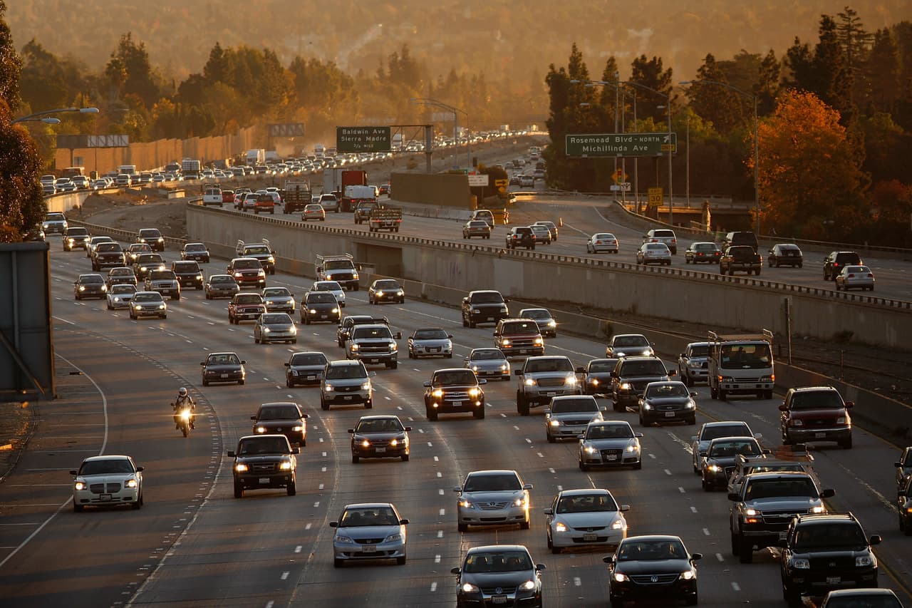 PASADENA, CA - DECEMBER 1: Morning commuters travel the 210 freeway between Los Angeles and cities to the east on December 1, 2009 near Pasadena, California. President Barack Obama will attend the international climate negotiations in Copenhagen next week with a vow to reduce US greenhouse gas emissions to about 17 percent below 2005 levels by 2020, and 83 percent by 2050. Meanwhile, California, which has some of the toughest clean air laws after decades of fighting some of the worst smog in the nation, is in the final phase of building a cap-and-trade market to provide incentives to reduce greenhouse emissions. More than 60 world leaders are expected to take part in the climate negotiations in Copenhagen. (Photo by David McNew/Getty Images)