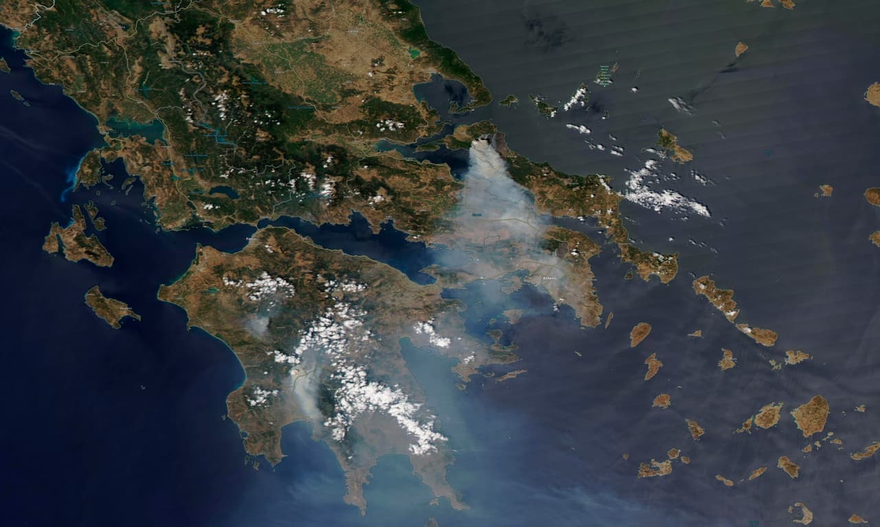 Los incendios de Grecia vistos desde el espacio. El más grande, en Evia, produce la columna de humo que se ve en la parte superior de la fotografía. El humo en la parte inferior es del incendio cerca de la capital, Atenas.