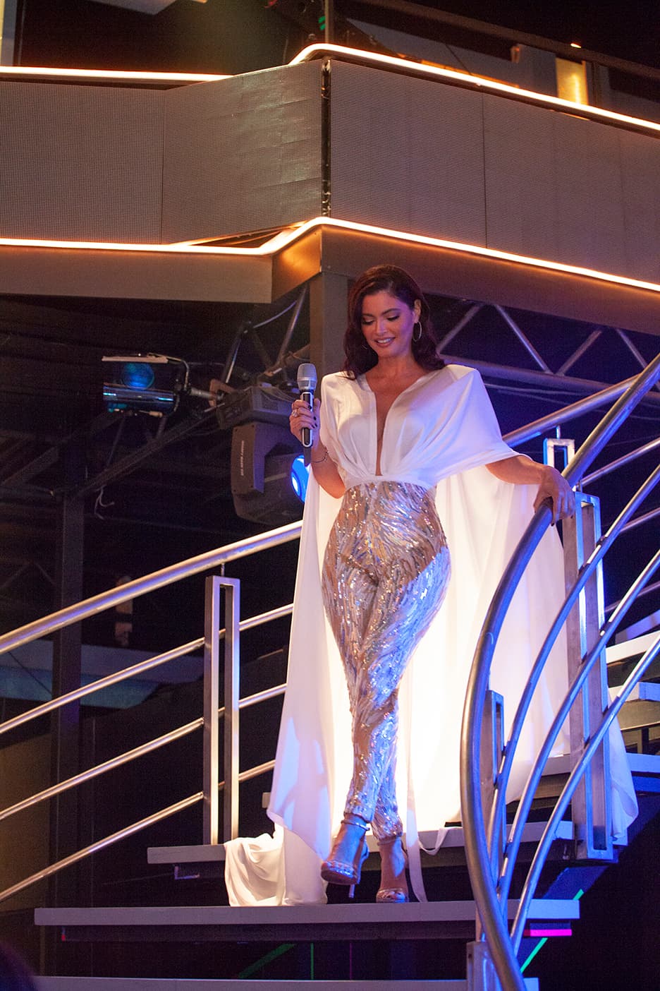 Apareció en el escenario con un espectacular look que incluía una larga capa blanca.