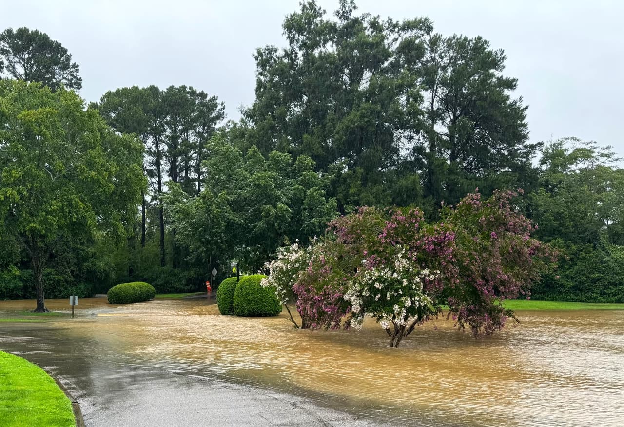 En el condado Orange, la cantidad de lluvia formó pequeños riachuelos en senderos de algunas comunidades.