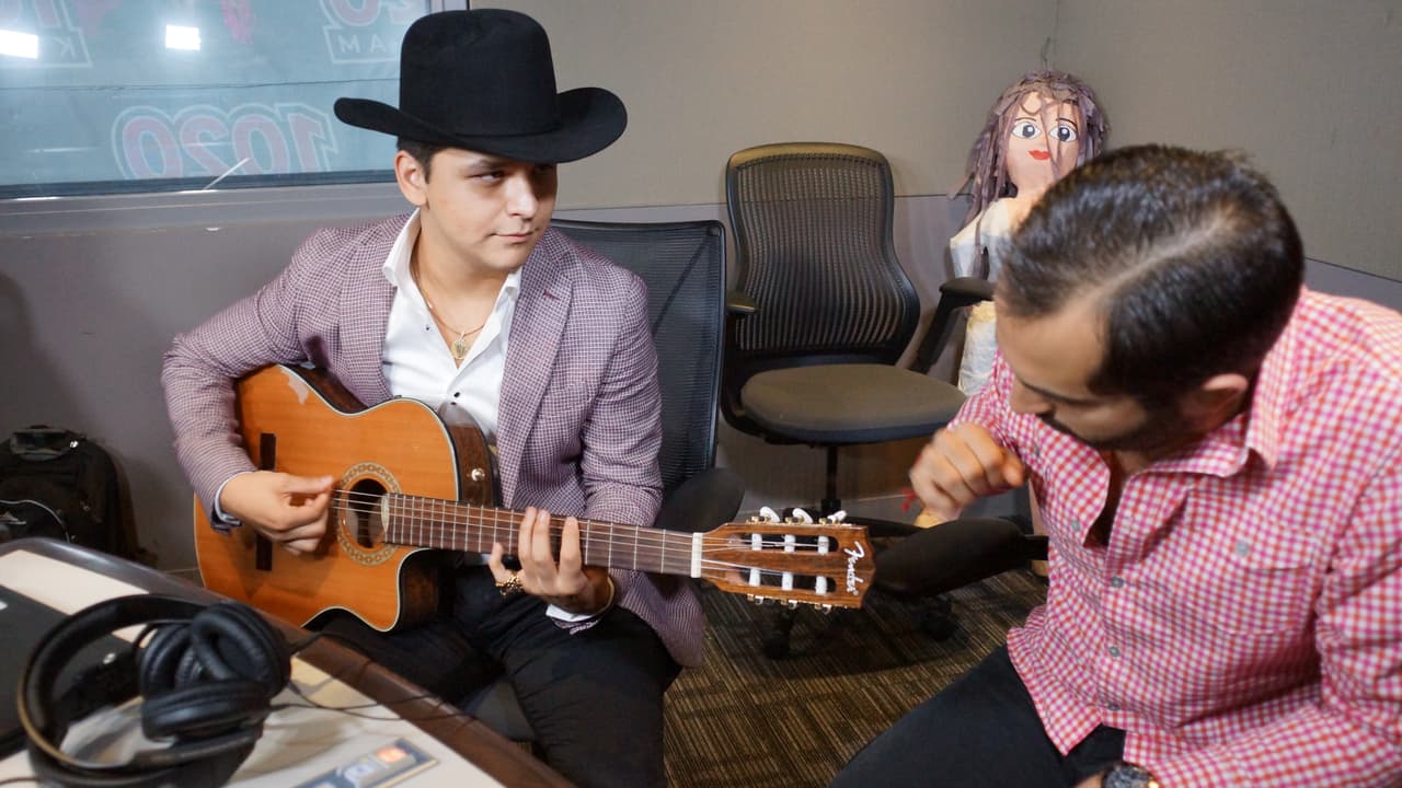Christian Nodal se metió al Free-guey show y presentó su nuevo disco 'Me Dejé Llevar'.