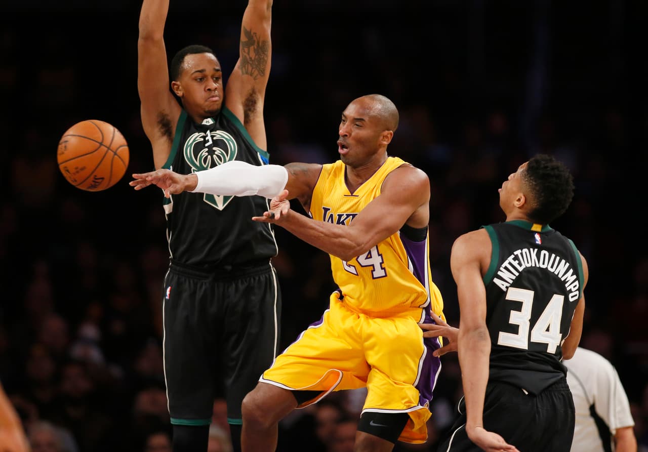 Roban balón, literalmente.