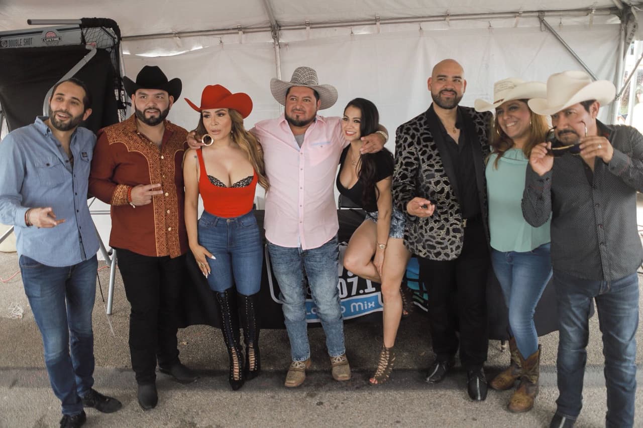 Vamos a ser realistas, no hay fan que se pueda resistir la mirada de El Feo, especialmente cuando se quita los lentes de sol.
<br>