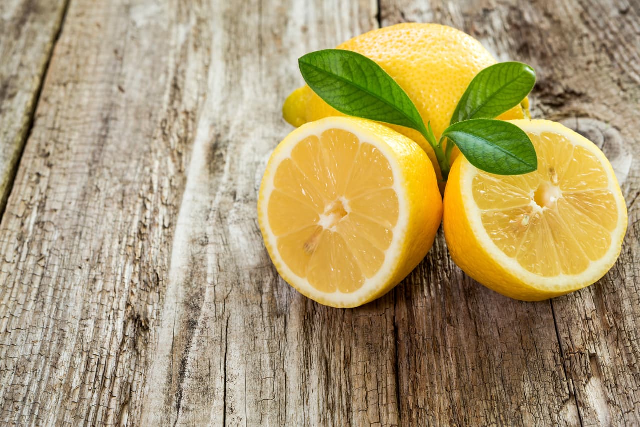 El ácido cítrico es un antioxidante natural que se encuentra presente en gran cantidad de frutas, especialmente en los cítricos, y que es utilizado como antioxidante natural o como conservante para los alimentos.