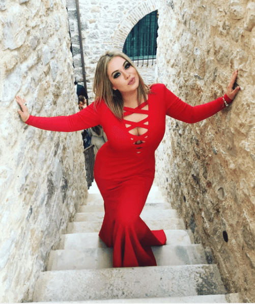 La bella cantante no se ha detenido ante los obstáculos para mostrar su talento.