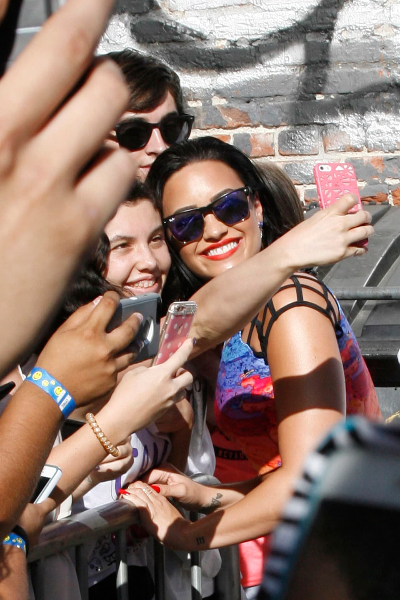 Y en iTunes es una de las canciones más compradas. Debutó con más de 80 mil descargas en la semana de su lanzamiento.