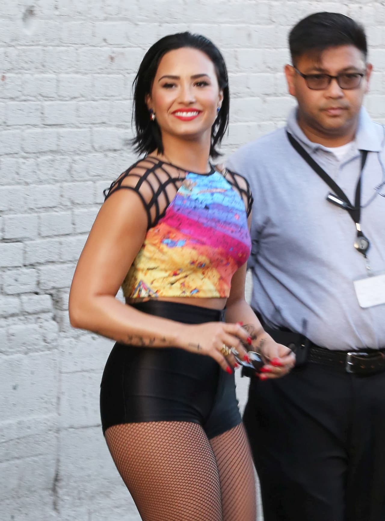 La cantante se dejó ver así de sexy para presentarse en el show de Kimmy Kimmel.