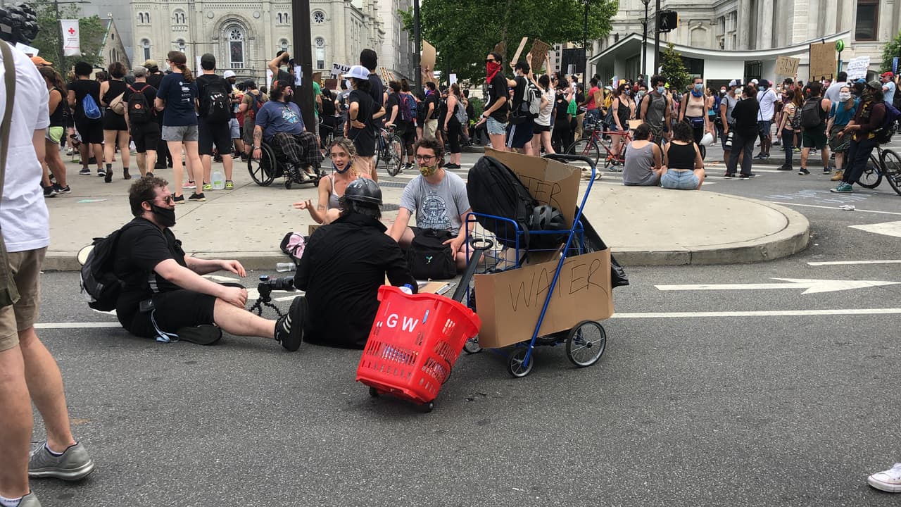 Varios asistentes llevaron agua y meriendas que entregaban a los manifestantes.
