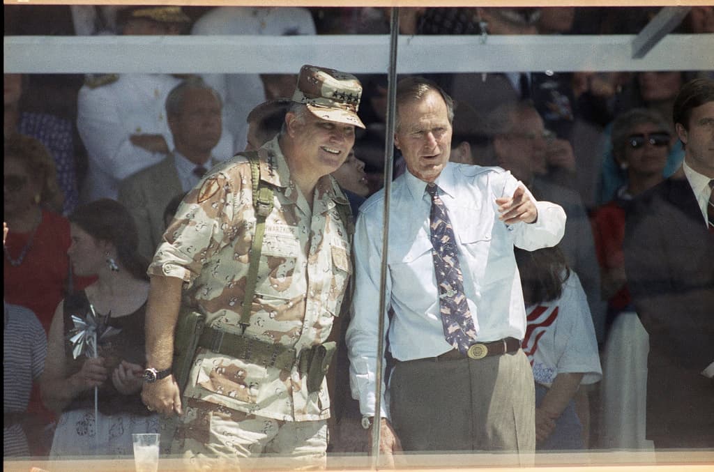 ARCHIVO - El general Norman Schwarzkopf, a la izquierda, y el presidente George H. W. Bush observan el Desfile Nacional de la Victoria en Washington, el 8 de junio de 1991, después de que Schwarzkopf encabezara a sus tropas en el desfile y se uniera a Bush en la tribuna de revista. (Foto AP/Ron Edmonds, Archivo)
