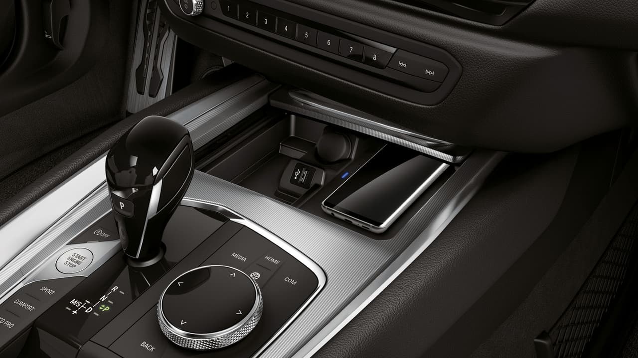 Aunque BMW no adelantó detalles de la transmisión del nuevo Z4, está imagen indica que se trata de una 
<b>unidad automática</b>. La imagen también muestra que el 
<i>roadster</i> también cuenta con una superficie de carga inalámbrica para el teléfono celular.