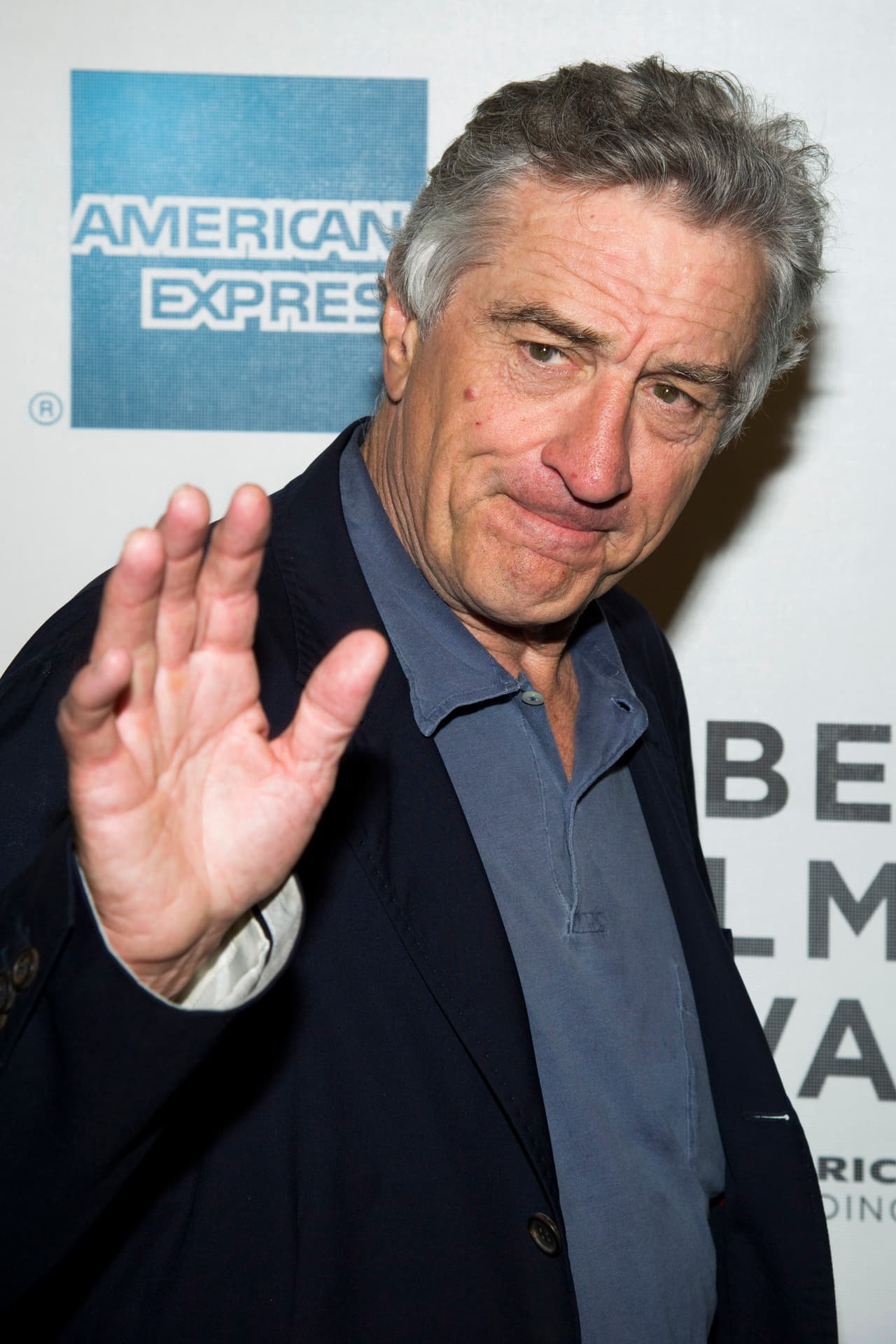 Incluso su hermano es víctima de su enfermizo carácter. Cuando, por fin, alcanza el éxito, su vida se convierte en una pesadilla. Por un lado, su matrimonio marcha cada vez peor debido a sus contantes salidas nocturnas con otras mujeres; por otro, la mafia lo presiona para que amañe combates.