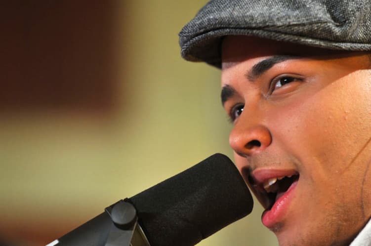 El sabe que tiene unos labios grandes y muy atractivos.