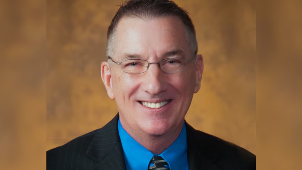 Demandó al concejo de Gilbert porque exige asumir su cargo de inmediato y no en enero como los demás