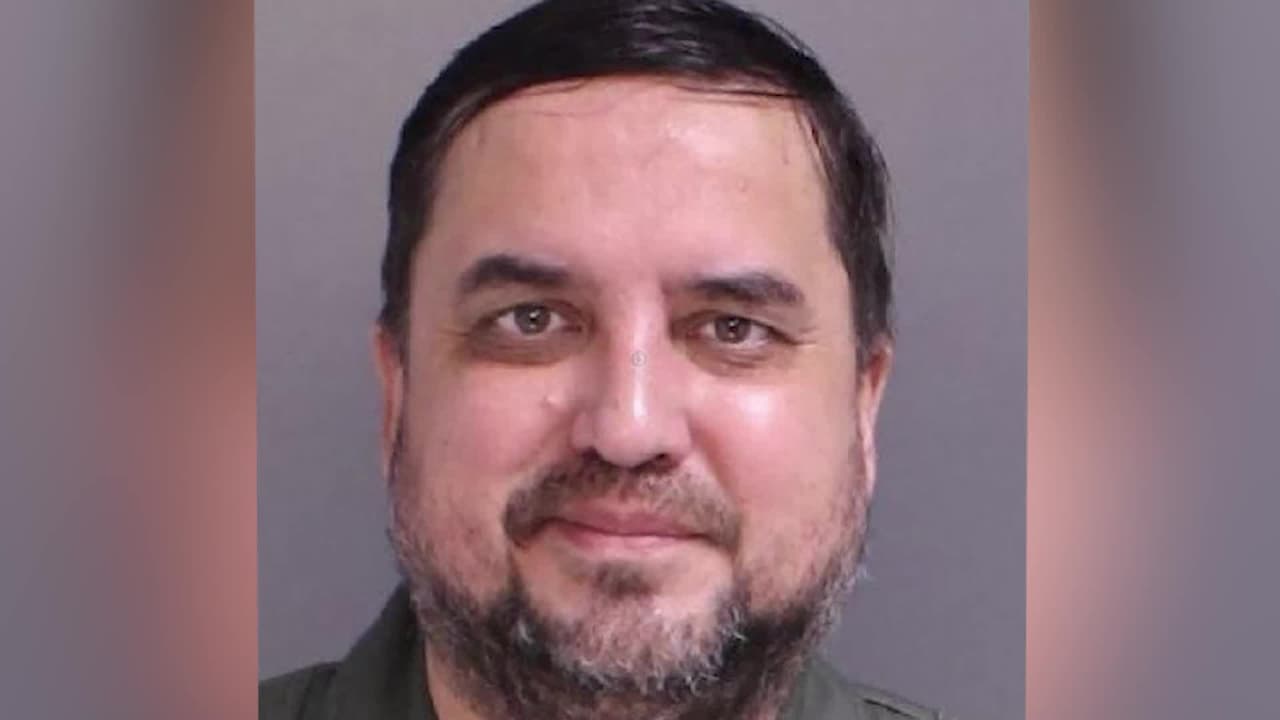 Nikolay Lukyanchikov, de 49 años, estaba sentado 
<a href="https://www.univision.com/local/philadelphia-wuvp/le-disparo-y-lo-carbonizo-arrestan-a-hombre-por-crueldad-animal-en-pensilvania-video">"increíblemente intoxicado"</a>, sin poder hablar y prendiendo fuego a billetes de 100 dólares, dijo la Policía.
