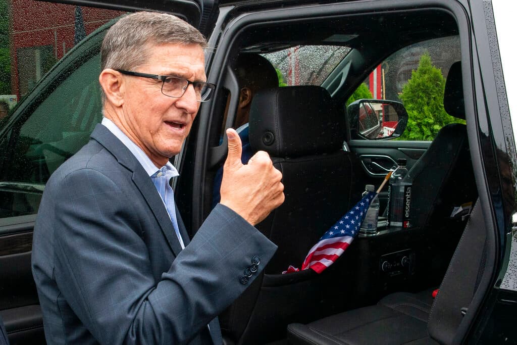 Michael Flynn, exasesor de seguridad nacional del expresidente Donald Trump, hace gestos al salir de un evento de campaña en el que respaldó al candidato a la alcaldía de la ciudad de Nueva York, Fernando Mateo, el jueves 3 de junio de 2021, en Staten Island, NY.