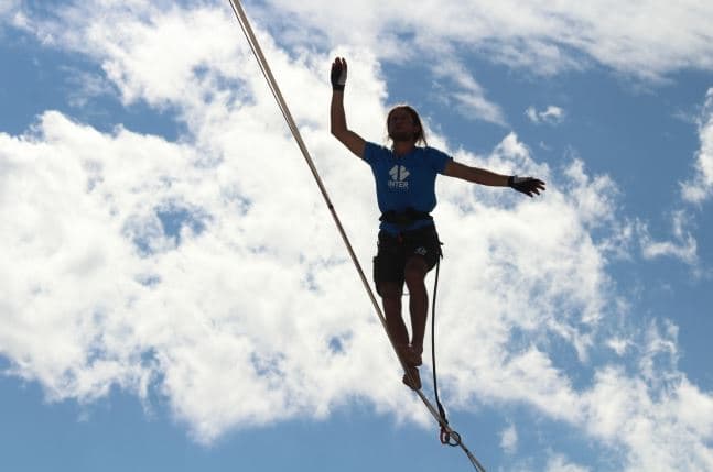 Su primera salida la realizó aproximadamente a las 11:06 horas del domingo, cuando descalzo y vestido con unos shorts negros y una playera azul se subió al cable.