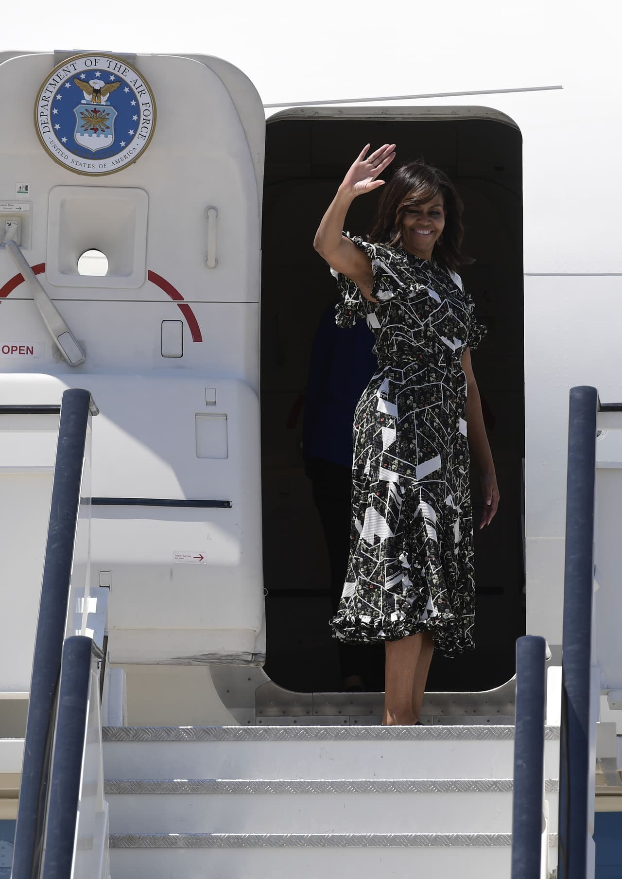 “
<b>No sólo hay que cambiar leyes, sino corazones y mentes</b>”, eso dijo Michelle Obama que con este vestido de estampado geométrico y de boleros en las mangas se despidió de España después de poner de manifiesto en su visita todos los obstáculos que enfrentan las niñas en el mundo para acceder a educación de calidad.