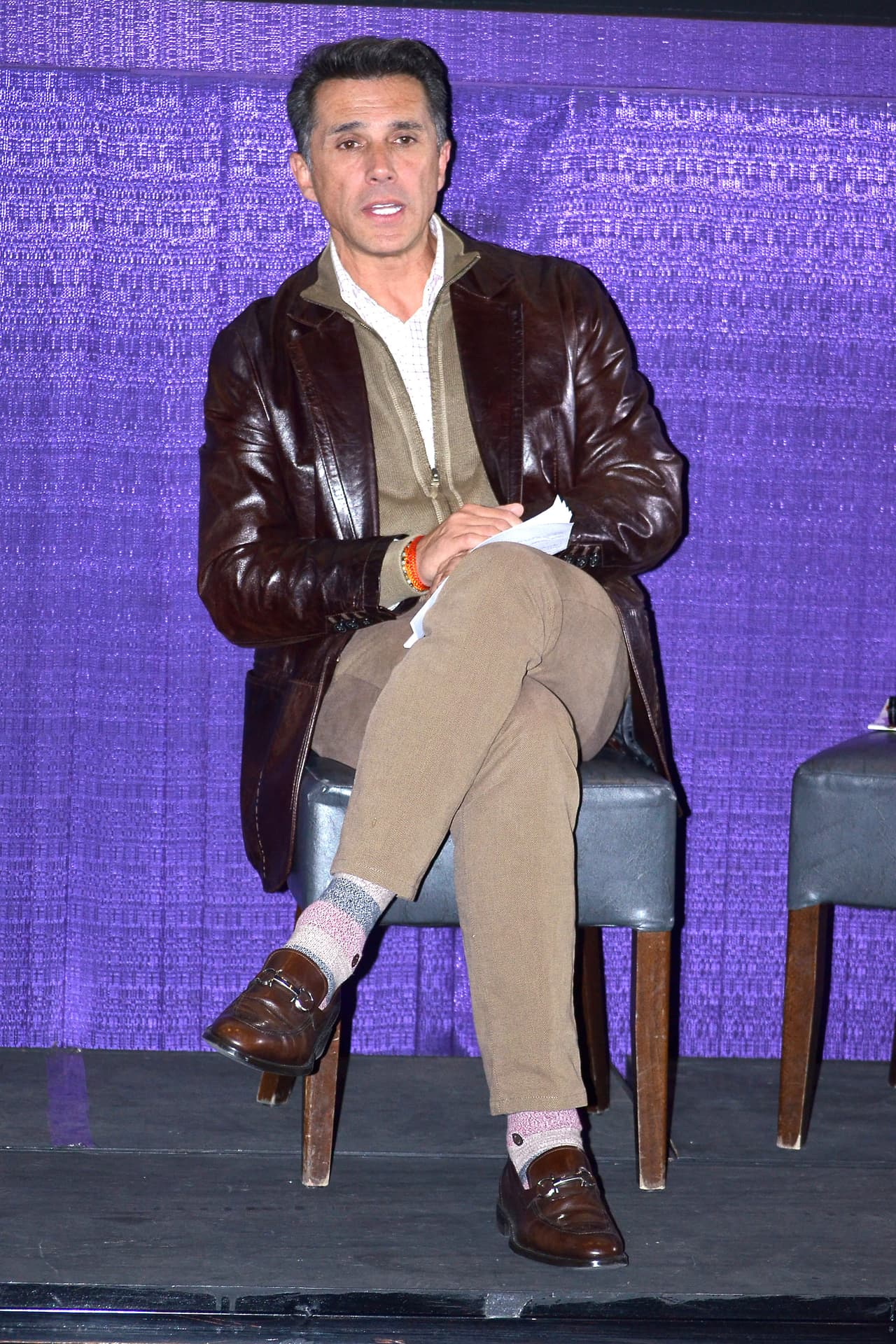 "Le tengo mucho 
<b><a href="https://www.univision.com/famosos/sergio-mayer-mori-descubre-lo-que-barbara-mori-y-su-mama-son-incapaces-de-decir-video" target="_blank">respeto a la madre de mi hijo</a></b>", reiteró, "creo que es momento de dar carpetazo a esto". 
<br>