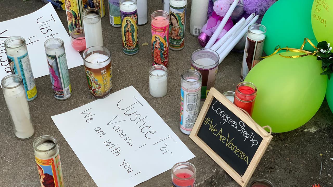 Rápidamente llegaron personas con veladoras, carteles, y otros recuerdos para celebrar la vida de la soldado de Houston.