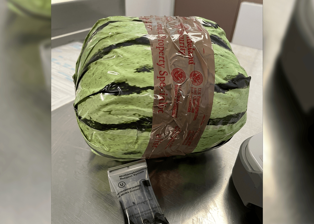 Sandías falsas, utilizadas para camuflar un envío de metanfetaminas, se muestran después de una redada realizada por la Oficina de Aduanas y Protección Fronteriza de Estados Unidos, el viernes 16 de agosto de 2024, en Otay Mesa, California.
