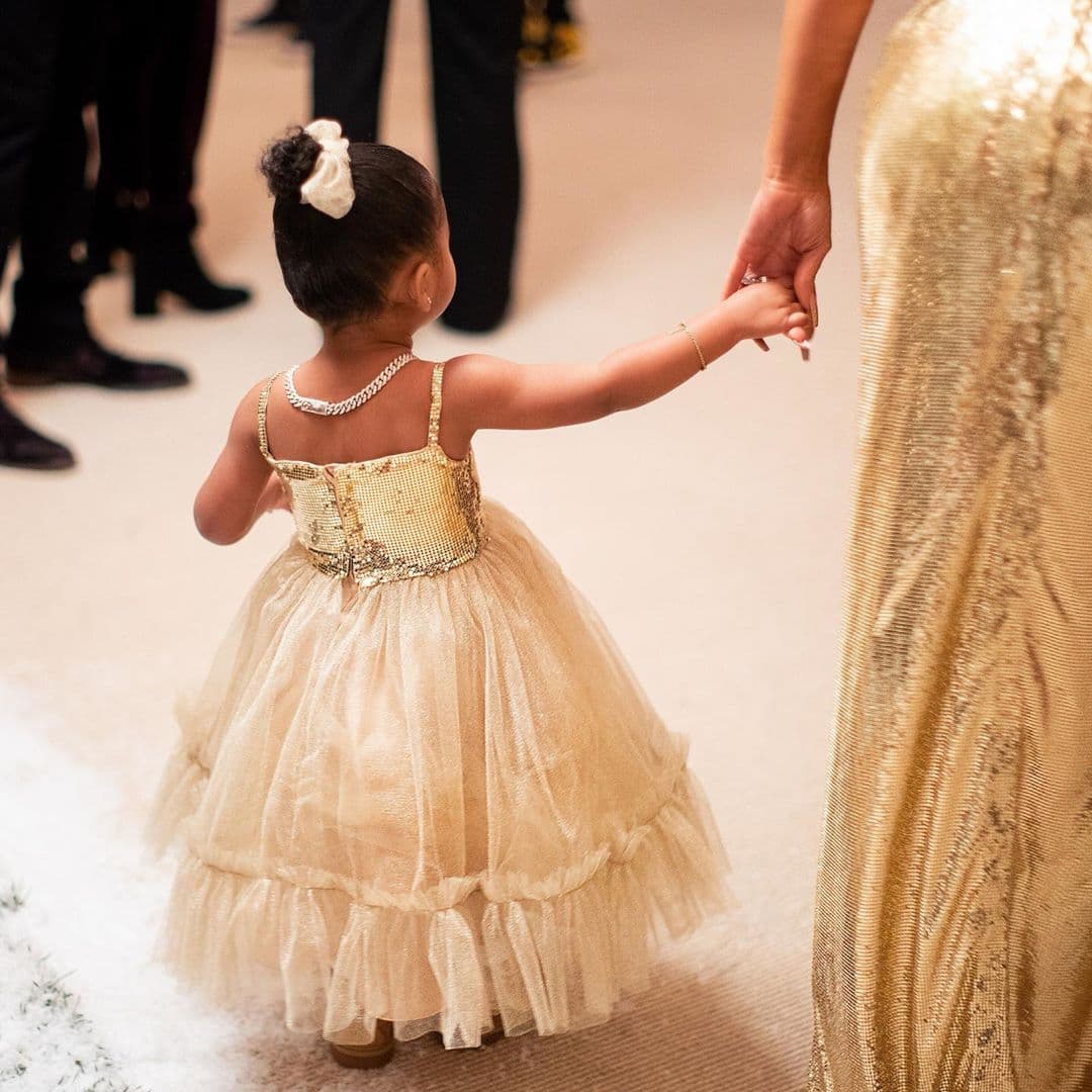 "Feliz Navidad" comentó en la publicación, seguida de otra imagen donde se aprecia el vestido de su hija de 20 meses desde la parte posterior, resaltando su collar plateado.