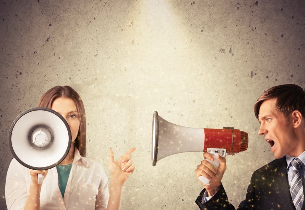 <b>Peligros que debes evitar:</b> discutir con personas ignorantes y poco educadas porque te llevarían a su nivel y en ese, por experiencia, te ganarían. No desciendas a su escenario, mantén tu clase.
<br>