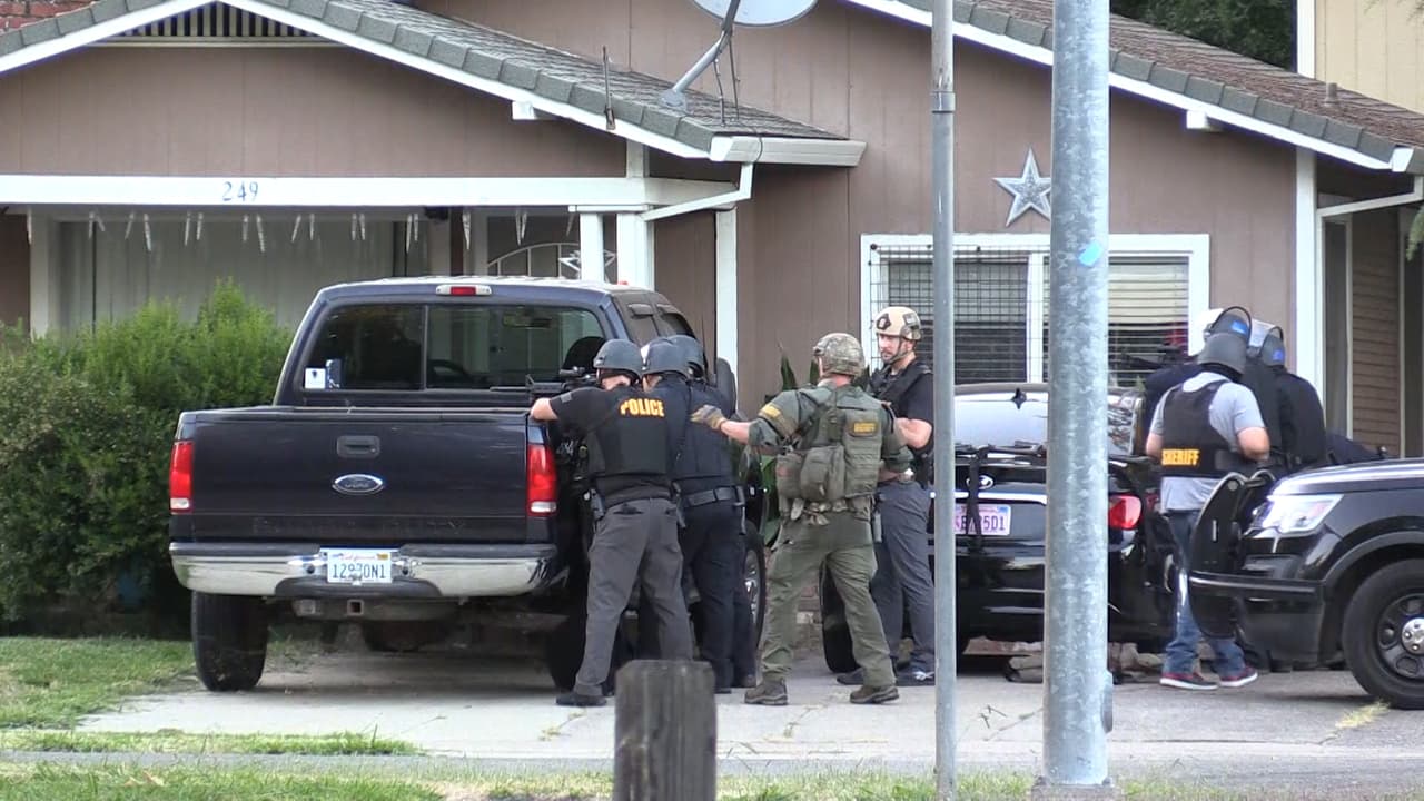 Un oficial de la Policía de Sacramento está en un hospital con heridas graves después de recibir un disparo de rifle de un atacante parapetado en una casa en la cuadra 200 de la calle Redwood, de acuerdo al departamento policial.
