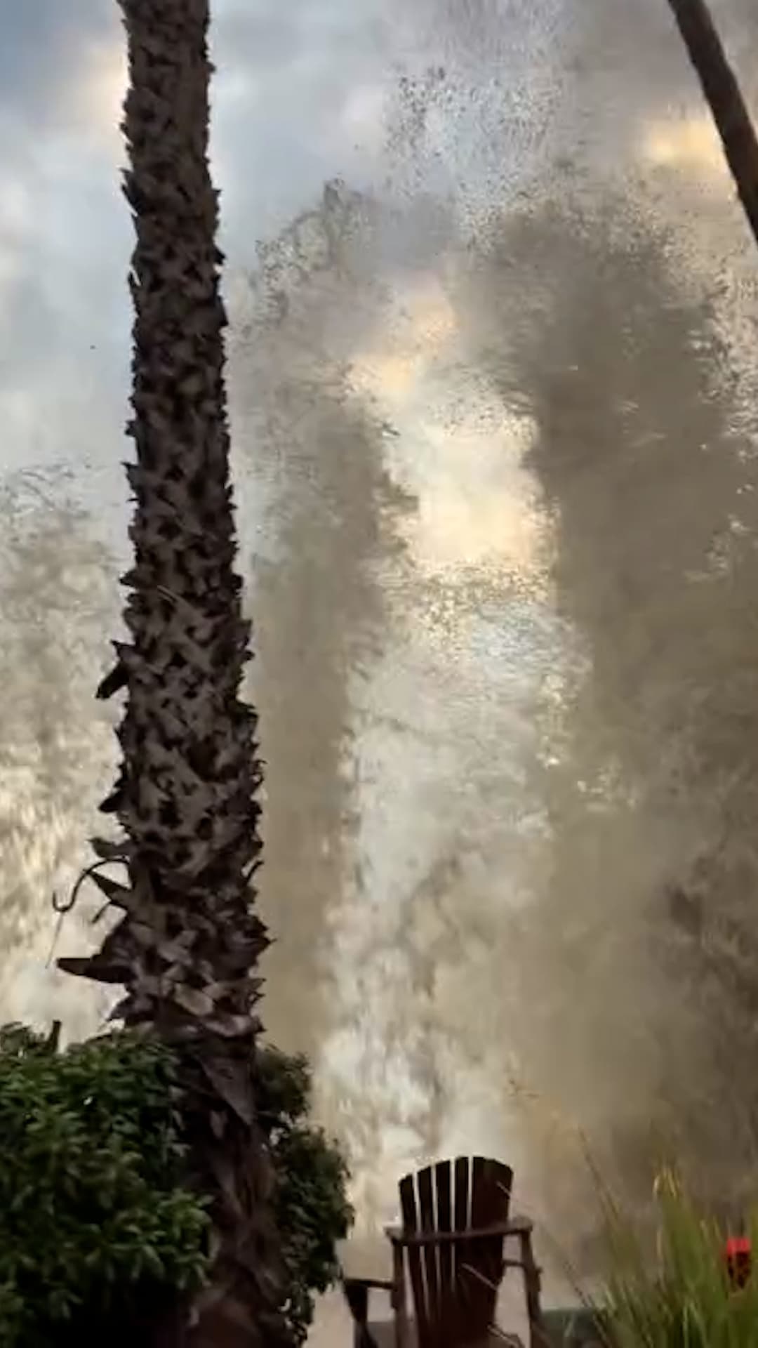 Fuertes olas golpean Long Beach por huracán Marie