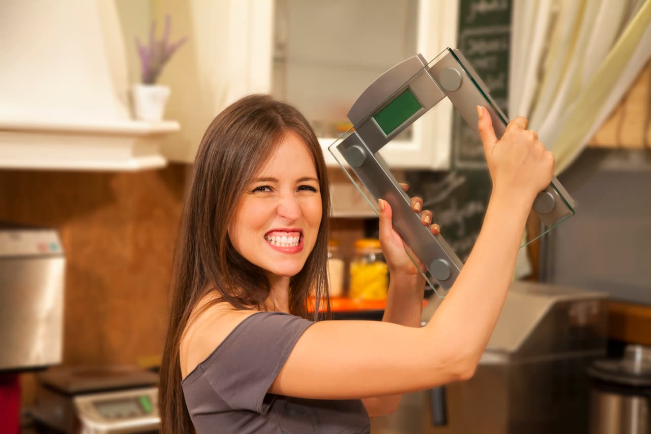 Sin embargo, mientras tu metabolismo se va ajustando a tu nueva dieta, no quemarás tantas calorías como solías hacerlo, por lo que perder peso adicional será más complicado.