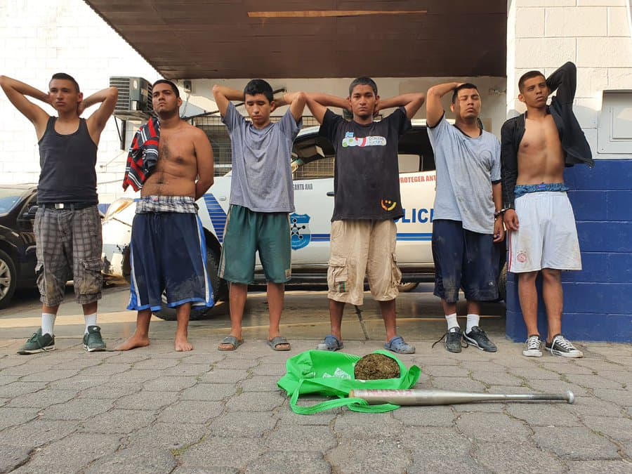 Seis presuntos miembros de la pandilla Mara Salvatrucha (MS-13) fueron arrestados por presuntamente golpear a quienes no cumplían la cuarentena del coronavirus en El Salvador.