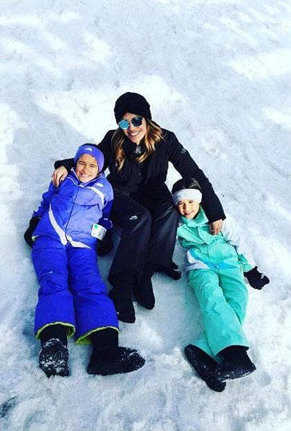 Antonella y Michaella gozan jugar en la nieve junto a sus padres.