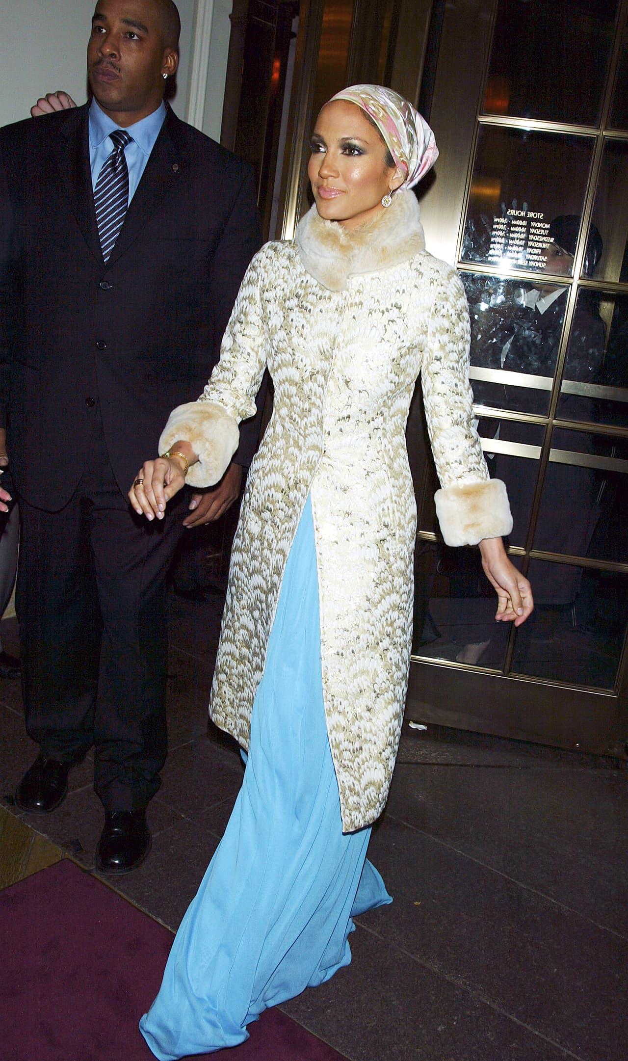 <b>AÑOS SETENTA (2003)</b>
<br>Para asistir a la fiesta de Dolce & Gabbana en Nueva York, la actriz eligió un estilo años setenta con una pañoleta en el pelo y abrigo de brocado con pieles sobre un vestido azul turquesa. Un estilo que se quedó guardado en la memoria.