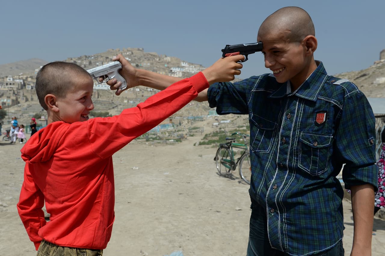 Niños afganos juegan con pistolas de juguete en Kabul el 8 de agosto de 2013. Marai se unió a la oficina de la AFP en Afganistán en 1996 como conductor, el año en que los talibanes tomaron el control del país. A los dos años comenzó a hacer fotografías y pasó a ser fotógrafo de tiempo completo en 2002.